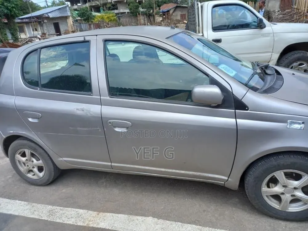 Toyota Vitz 2001 Silver