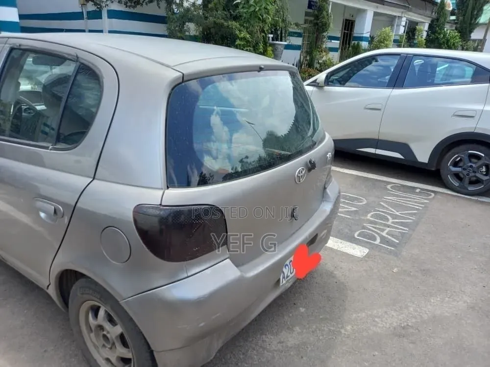Toyota Vitz 2001 Silver