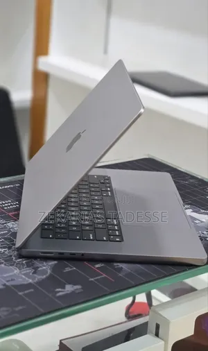 New Laptop Apple MacBook Pro 2022 M2 16GB Apple M2 SSD 1T