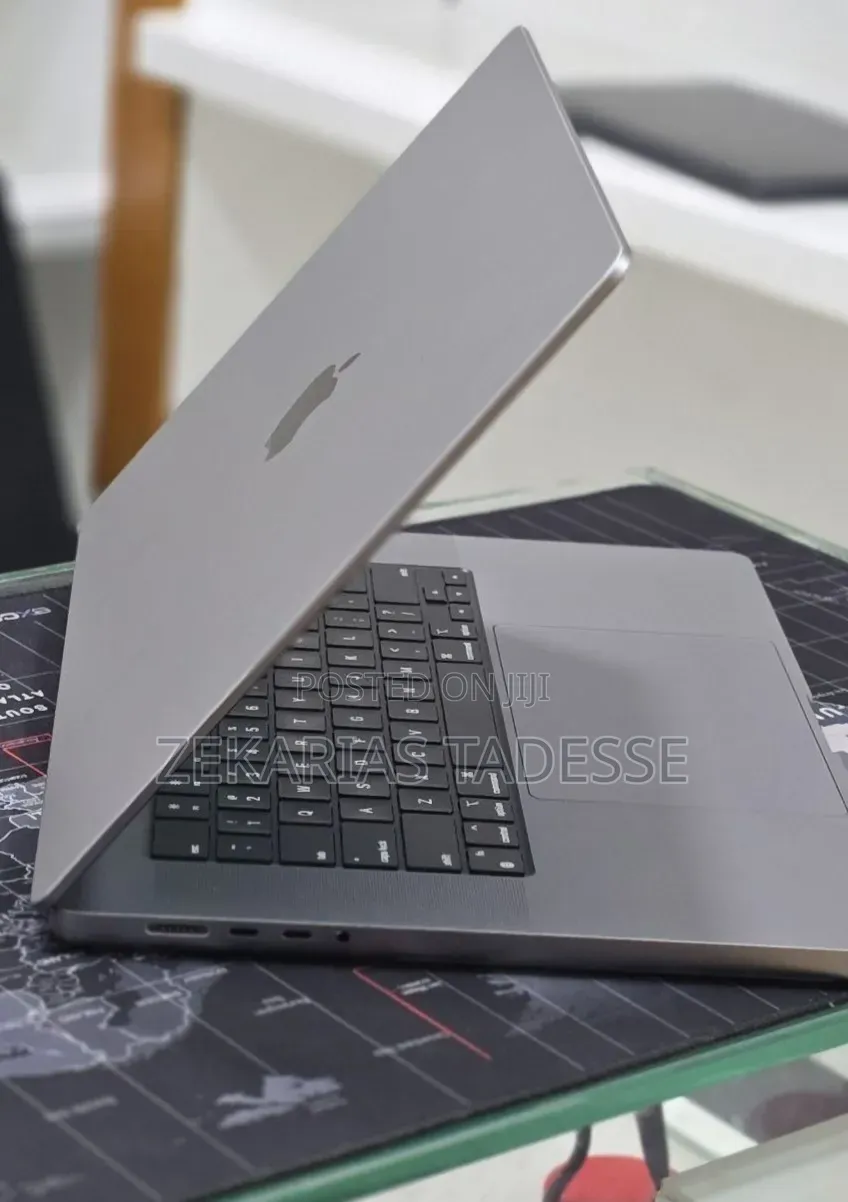 New Laptop Apple MacBook Pro 2022 M2 16GB Apple M2 SSD 1T