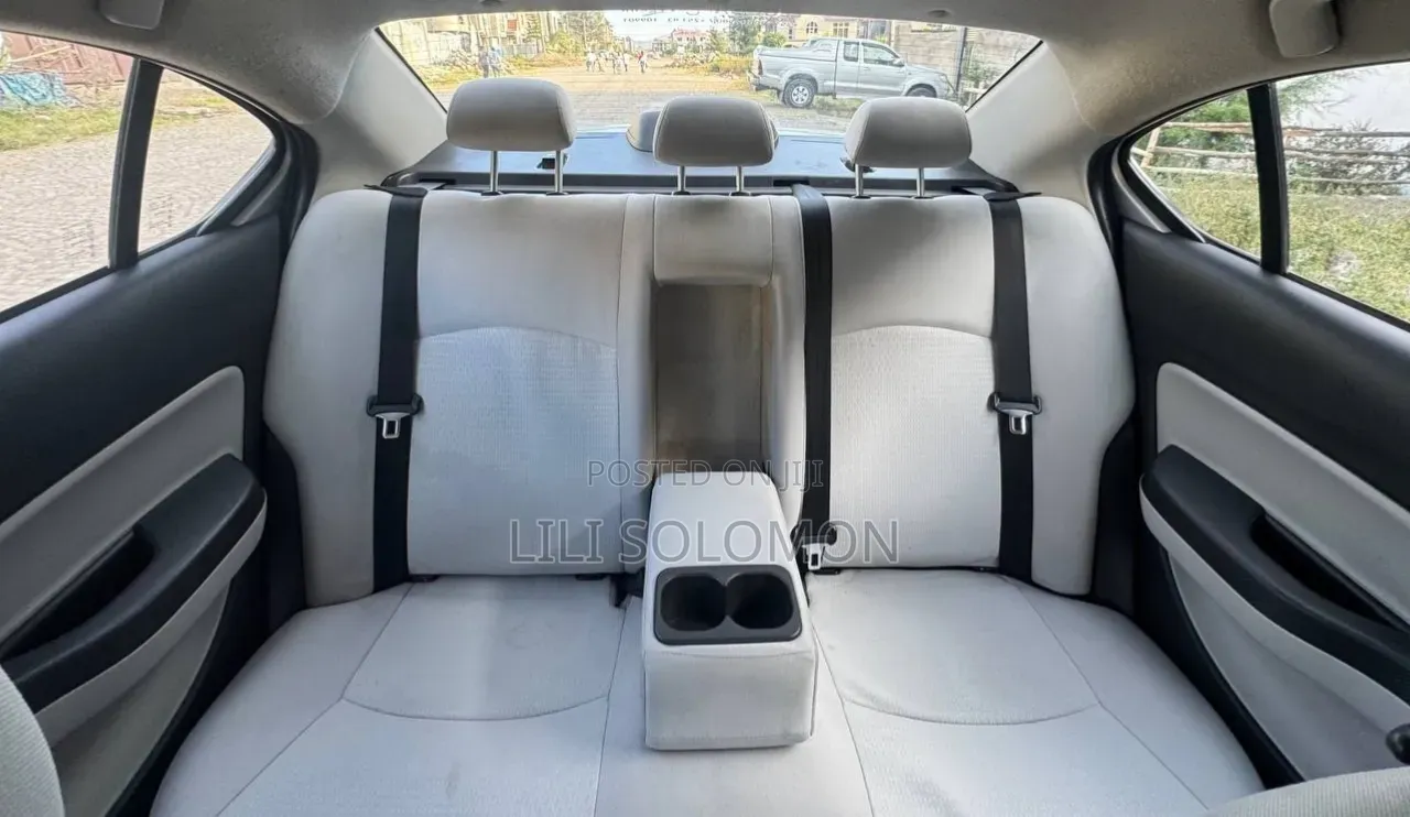 Mitsubishi Attrage 2022 Silver