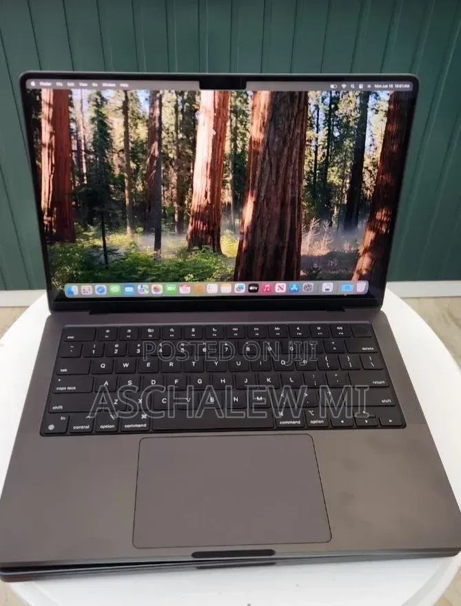 New Laptop Apple MacBook Pro 2023 M3 Pro 18GB Apple M3 Pro SSD 512GB