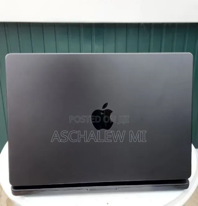 New Laptop Apple MacBook Pro 2023 M3 Pro 18GB Apple M3 Pro SSD 512GB