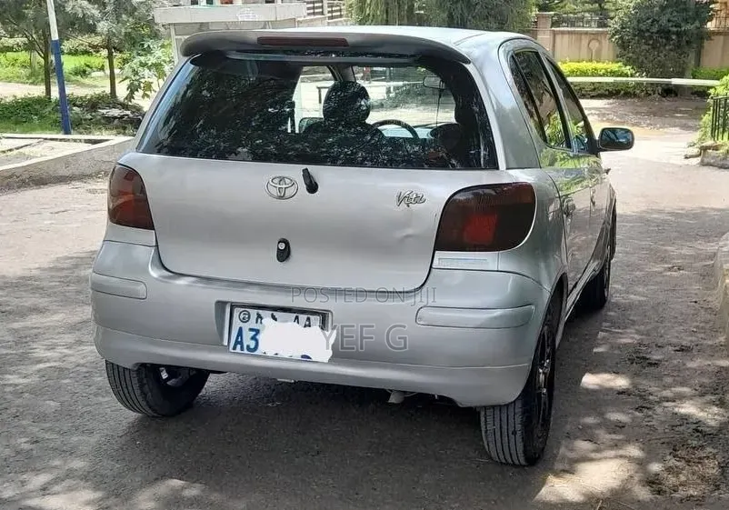 Toyota Vitz 2002 Silver