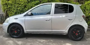 Toyota Vitz 2002 Silver