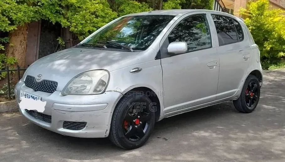 Toyota Vitz 2002 Silver