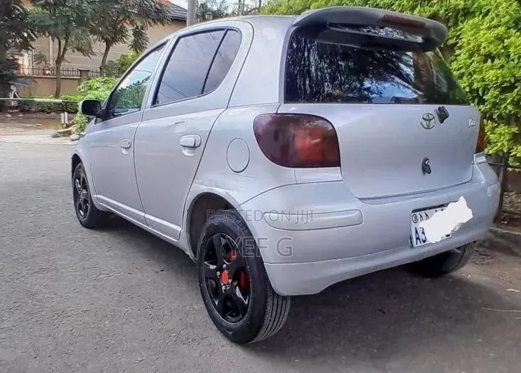 Toyota Vitz 2002 Silver