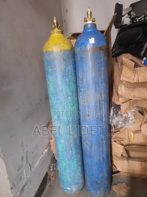 O2 Cylinder With High-P° Metal Container That Stores Medical-Grade O2
