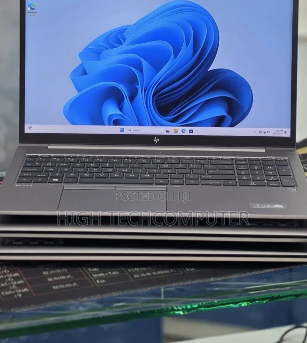 New Laptop HP ZBook Firefly G8 16GB Intel Core i5 SSD 512GB