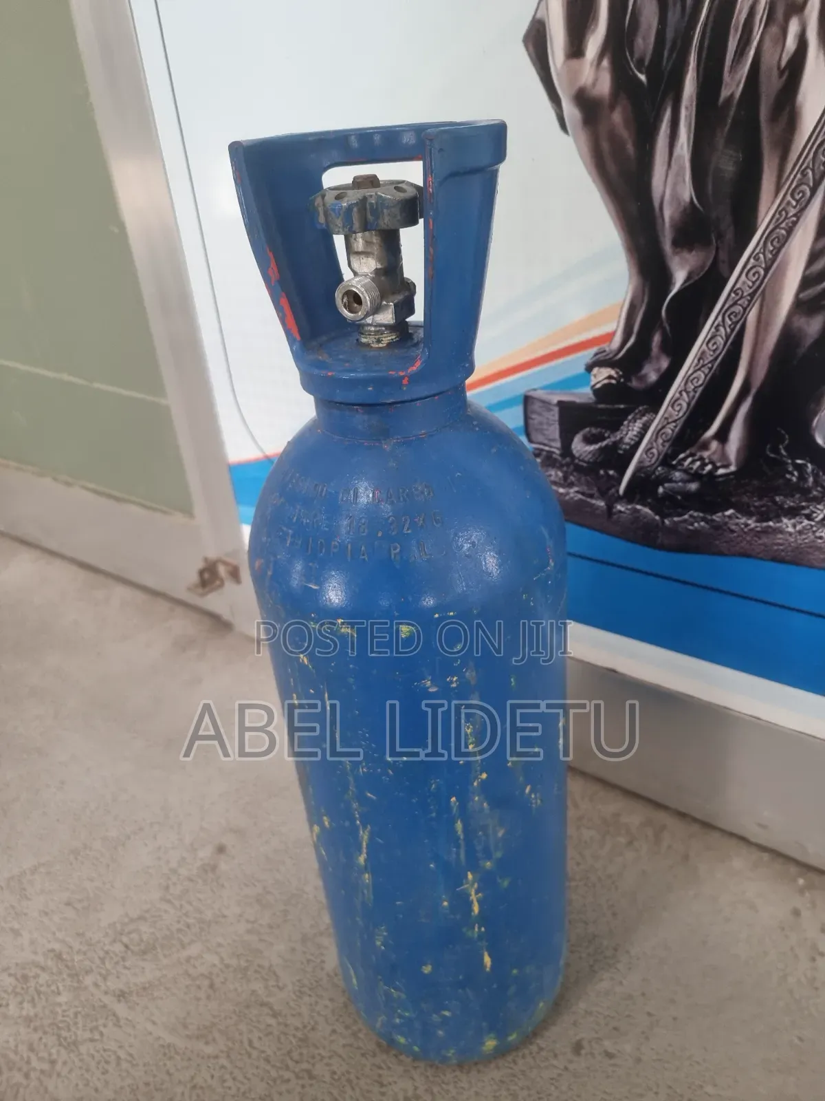 Cylinder Tank: Stores Compressed Oxygen Gas Under High Pressure.