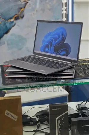 New Laptop HP ZBook Firefly G8 16GB Intel Core i5 SSD 512GB