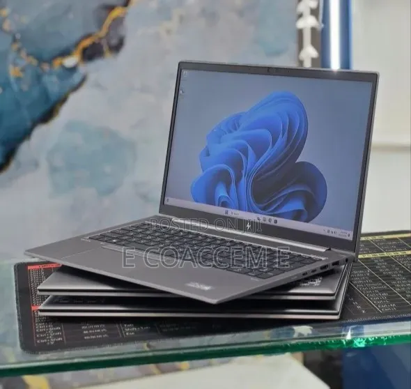 New Laptop HP ZBook Firefly G8 16GB Intel Core i5 SSD 512GB