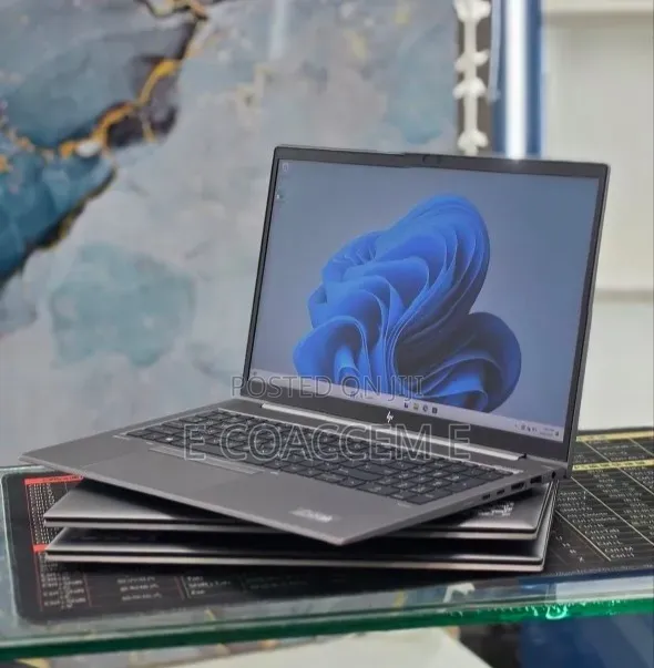 New Laptop HP ZBook Firefly G8 16GB Intel Core i5 SSD 512GB