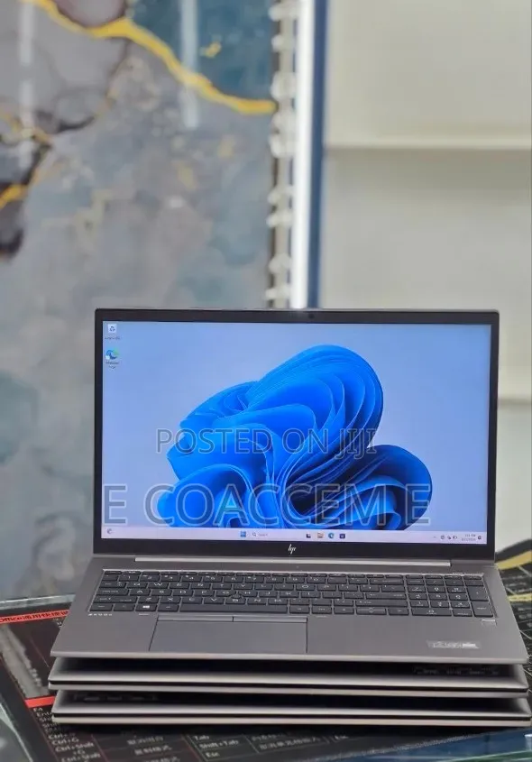 New Laptop HP ZBook Firefly G8 16GB Intel Core i5 SSD 512GB