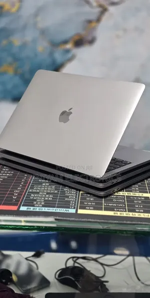 New Laptop Apple MacBook Pro 2020 M1 8GB Apple M1 Pro SSD 512GB