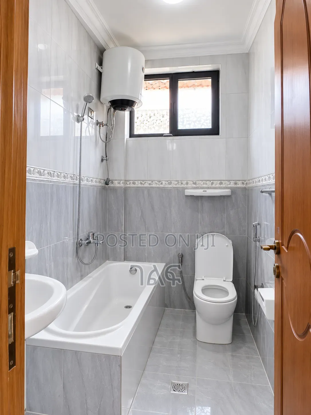 5bdrm House in 🏡አያት ለሽያጭ የቀረበ G+1, Bole for sale