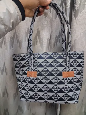 Elegant Women's Handbag – Multicolor Fashion Bag | NARÉLA