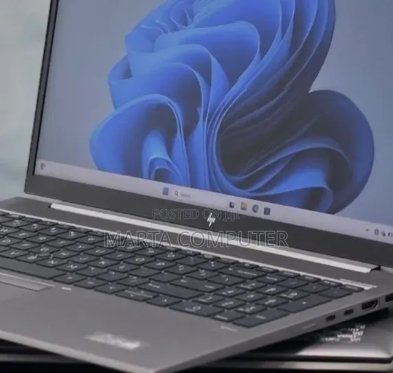 New Laptop HP ZBook Firefly G8 16GB Intel Core i5 SSD 512GB
