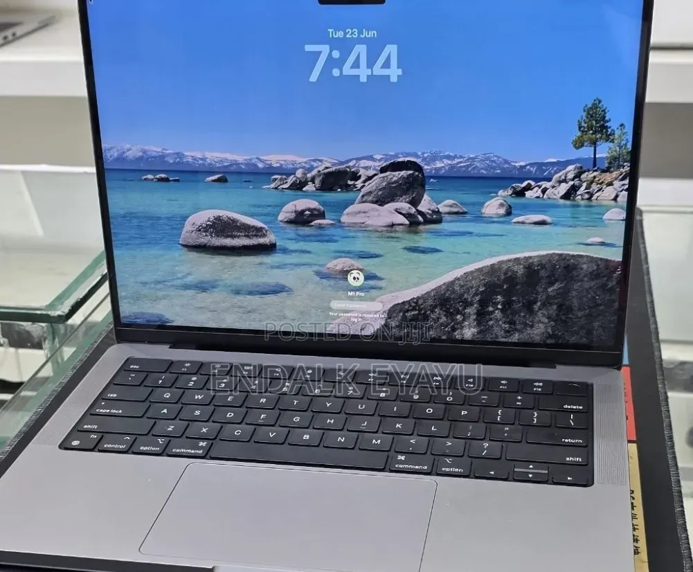 New Laptop Apple MacBook Pro 2020 M1 32GB Apple M1 Pro SSD 512GB