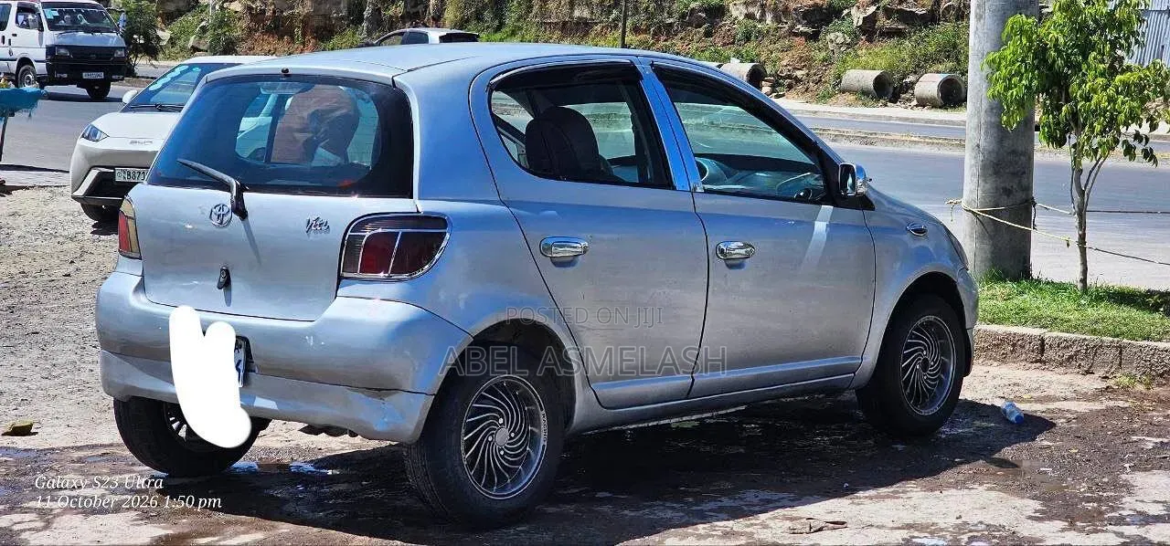 Toyota Vitz 2001 Silver