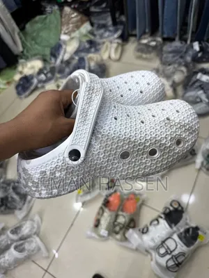 አሪፍ ክፍት ጫማዎች