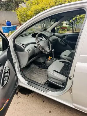 Toyota Vitz 2004 Silver