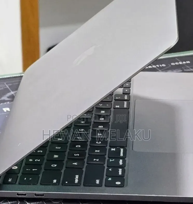 New Laptop Apple MacBook Pro 2022 M2 16GB Apple M2 SSD 256GB