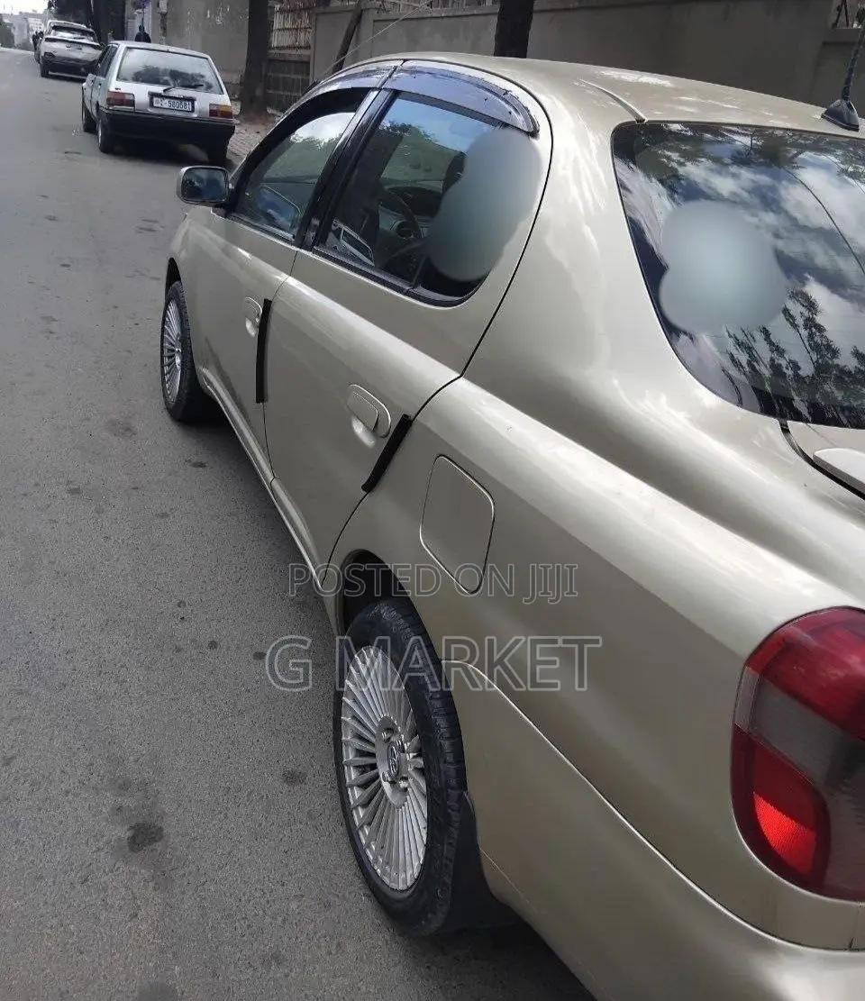 Toyota Platz 2001 Silver