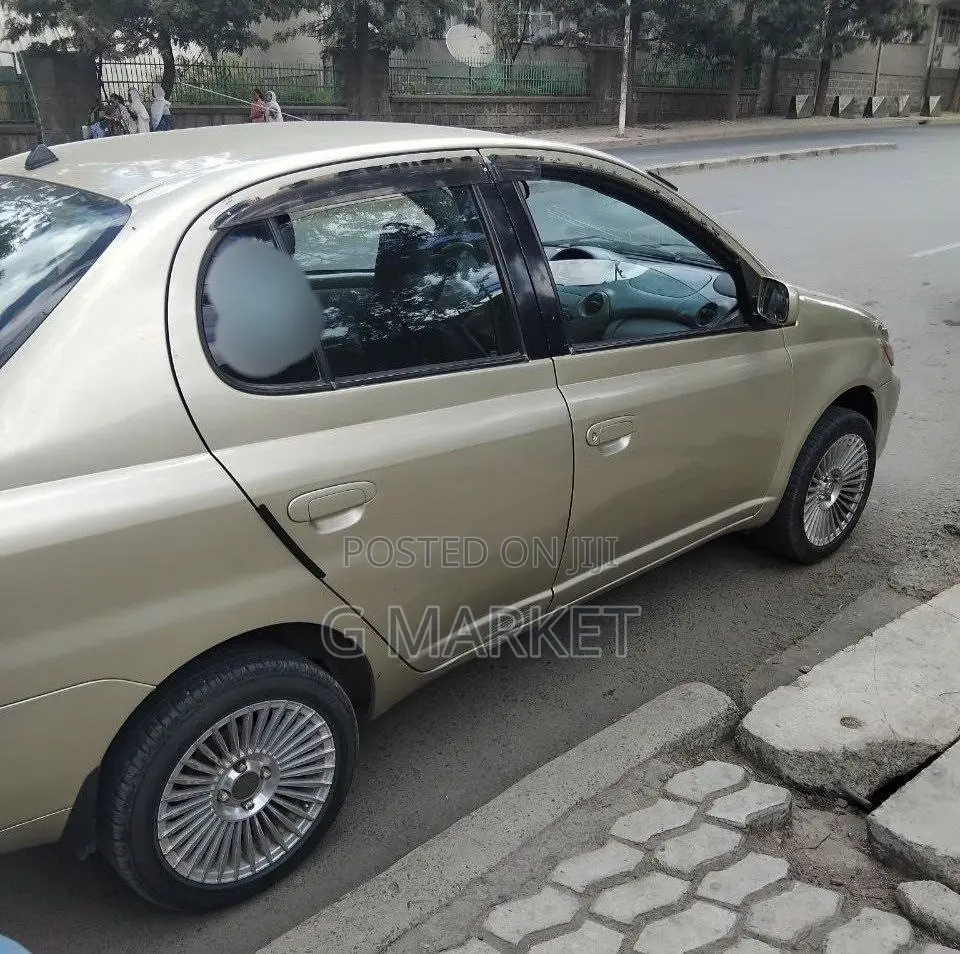 Toyota Platz 2001 Silver