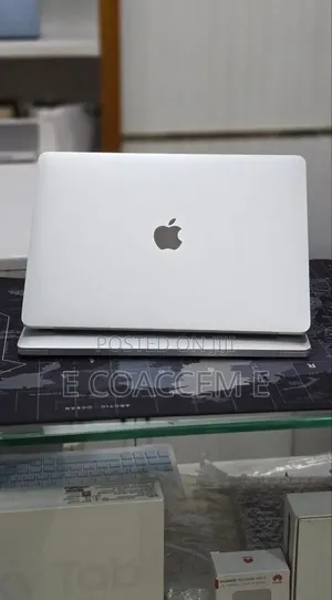 New Laptop Apple MacBook Pro 2015 16GB Intel Core i5 SSD 256GB