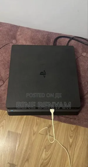 Play Station 4 Slim