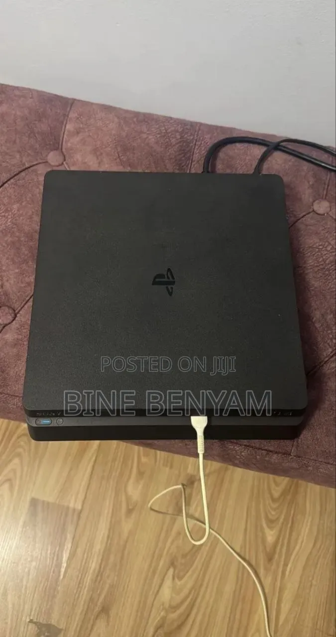 Play Station 4 Slim