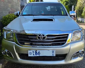 Toyota Hilux 2.5 D-4D 4X4 SRX 2012 Gold