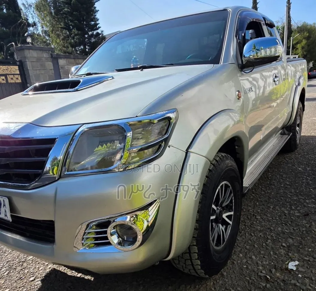 Toyota Hilux 2.5 D-4D 4X4 SRX 2012 Gold