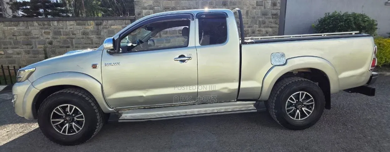 Toyota Hilux 2.5 D-4D 4X4 SRX 2012 Gold
