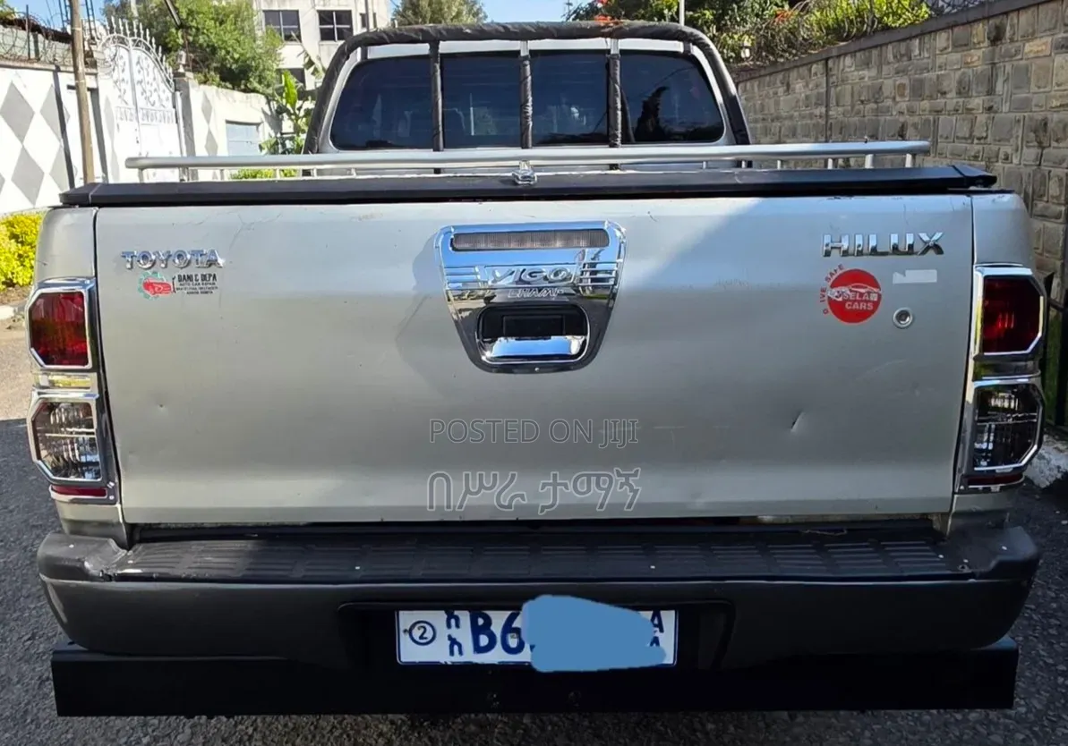 Toyota Hilux 2.5 D-4D 4X4 SRX 2012 Gold