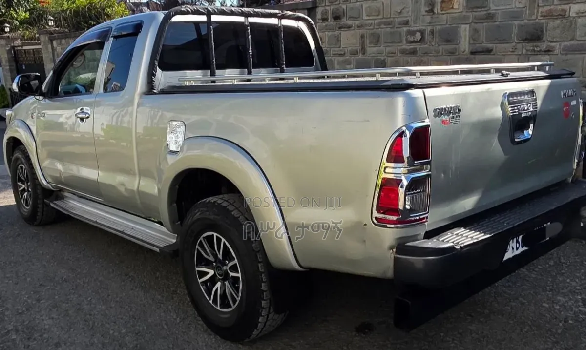 Toyota Hilux 2.5 D-4D 4X4 SRX 2012 Gold