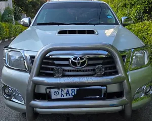 Toyota Hilux 3.0 D-4D 4x4 2013 Gold