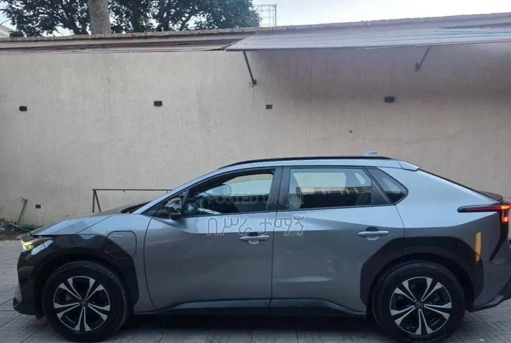 Toyota bZ4X XLE AWD 2024 Silver