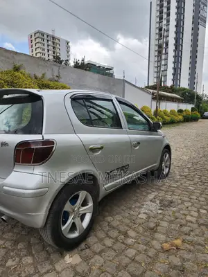 Toyota Vitz 2002 Silver