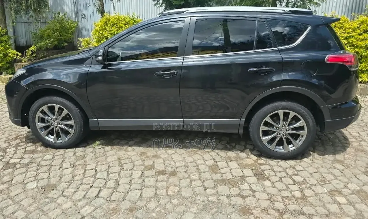 Toyota RAV4 LE 4dr SUV (2.5L 4cyl 6A) 2018 Black