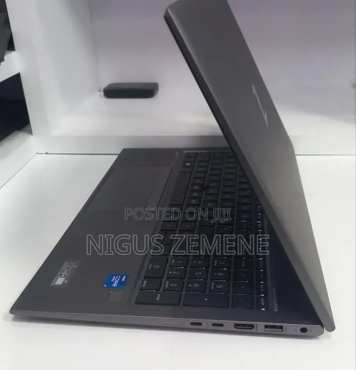 New Laptop HP ZBook Firefly G8 16GB Intel Core i7 SSD 512GB