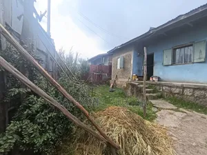 4bdrm House in ቦሌ Vip መንገድ ላይ የፊት, Bole for sale