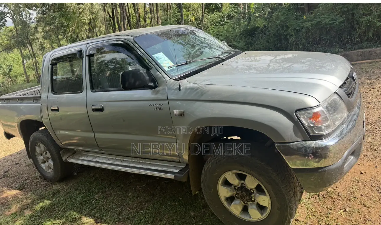 Toyota Hilux 2001 White