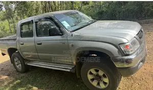 Toyota Hilux 2001 White
