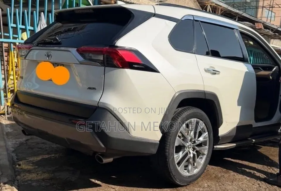 Toyota RAV4 2021 White