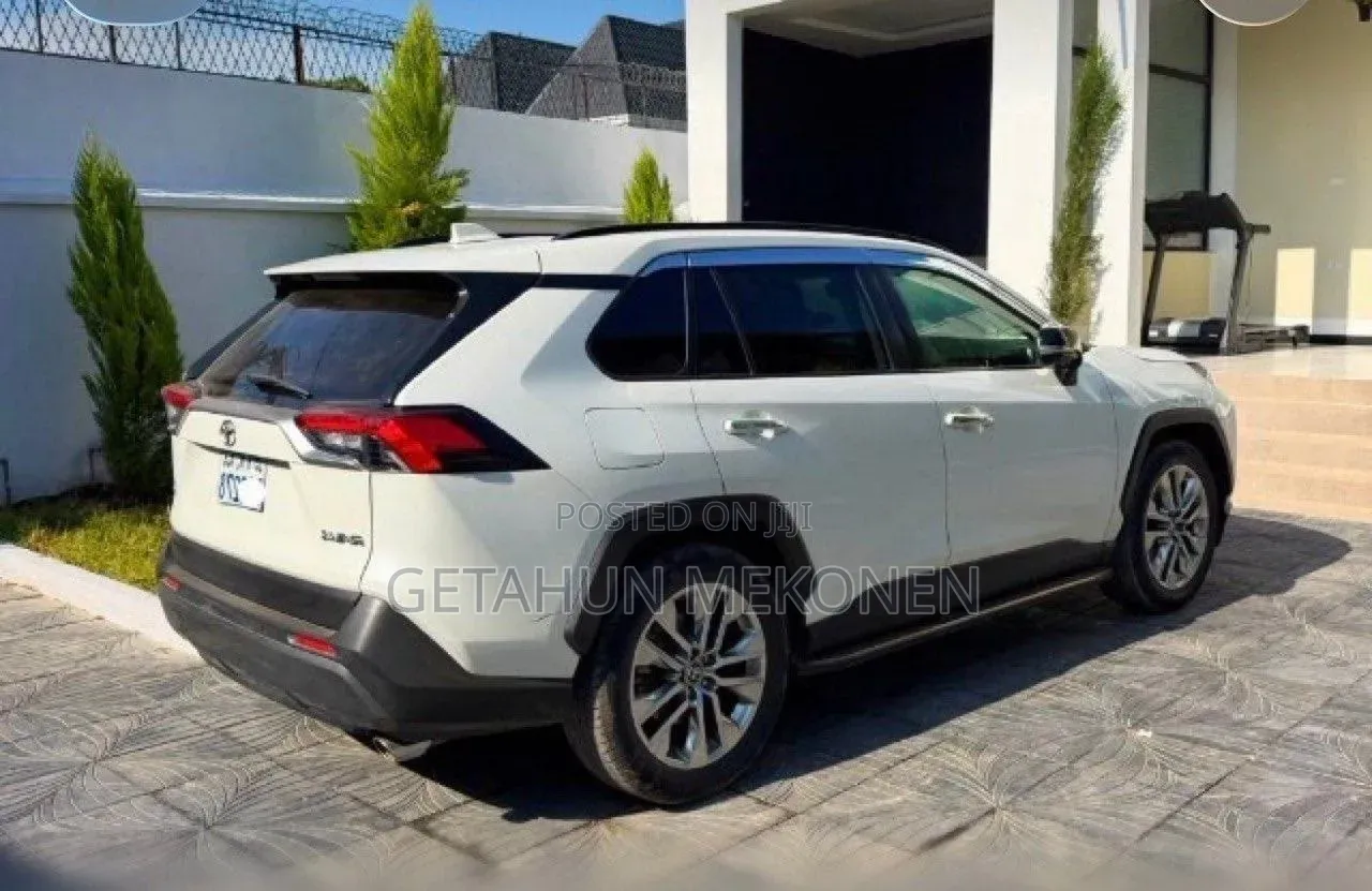 Toyota RAV4 2021 White