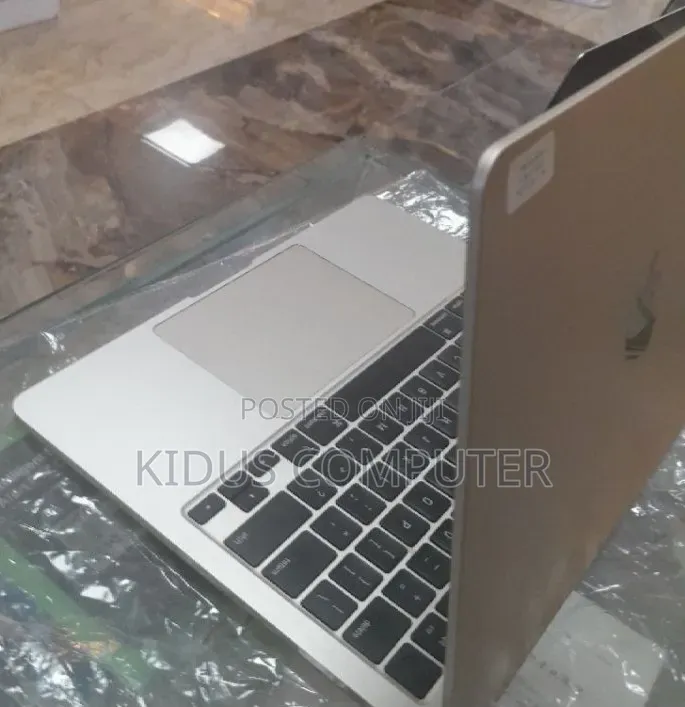 New Laptop Apple MacBook Air 2022 M2 16GB Apple M2 SSD 1T