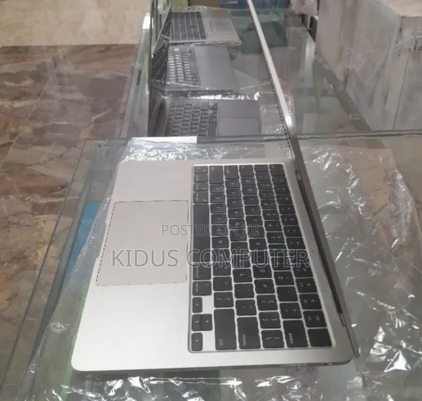 New Laptop Apple MacBook Air 2022 M2 16GB Apple M2 SSD 1T