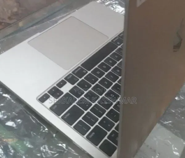 New Laptop Apple MacBook Air 2022 M2 16GB Apple M2 SSD 1T